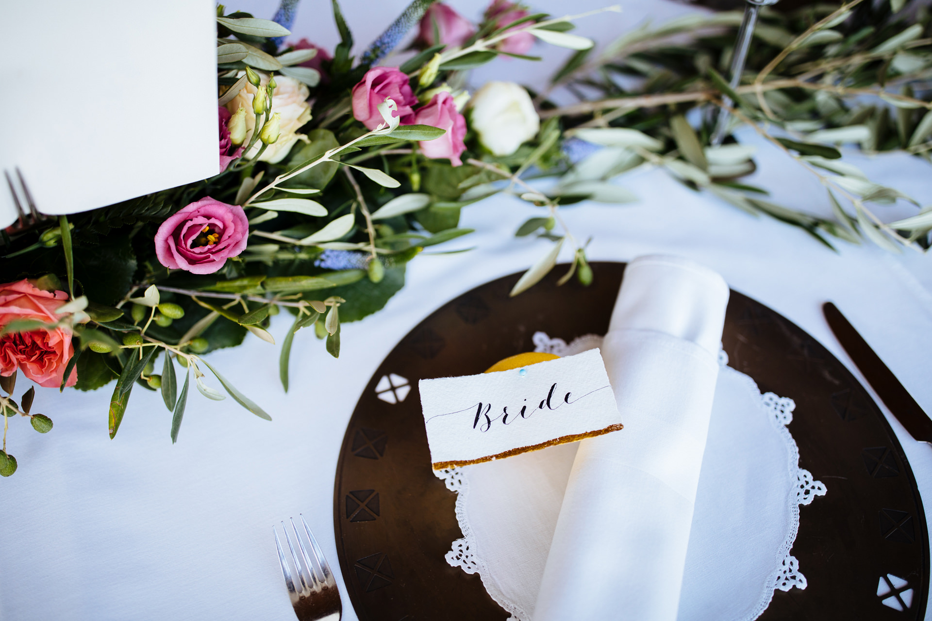 roses and bride place name on table